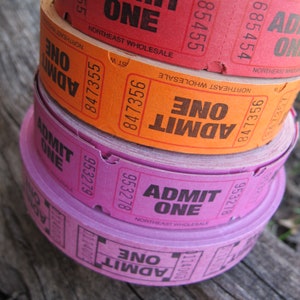Op de afbeelding: Een stapel van vier roze, oranje en rode papieren tickets met de tekst "ADMIT ONE" en de bedrijfsnaam "NORTHEAST WHOLESALE" erop gedrukt. Elk ticket heeft een uniek nummer.
