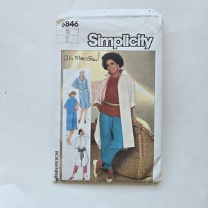 以下が含まれることがあります： シンシティの縫製パターン番号6846は、襟とポケットが付いたゆったりとしたロングコートです。このパターンはアリ・マックグローによってデザインされており、4つの異なるスタイルの作り方の説明が含まれています。モデルは、赤いトップスと青いパンツに白いコートを着ています。