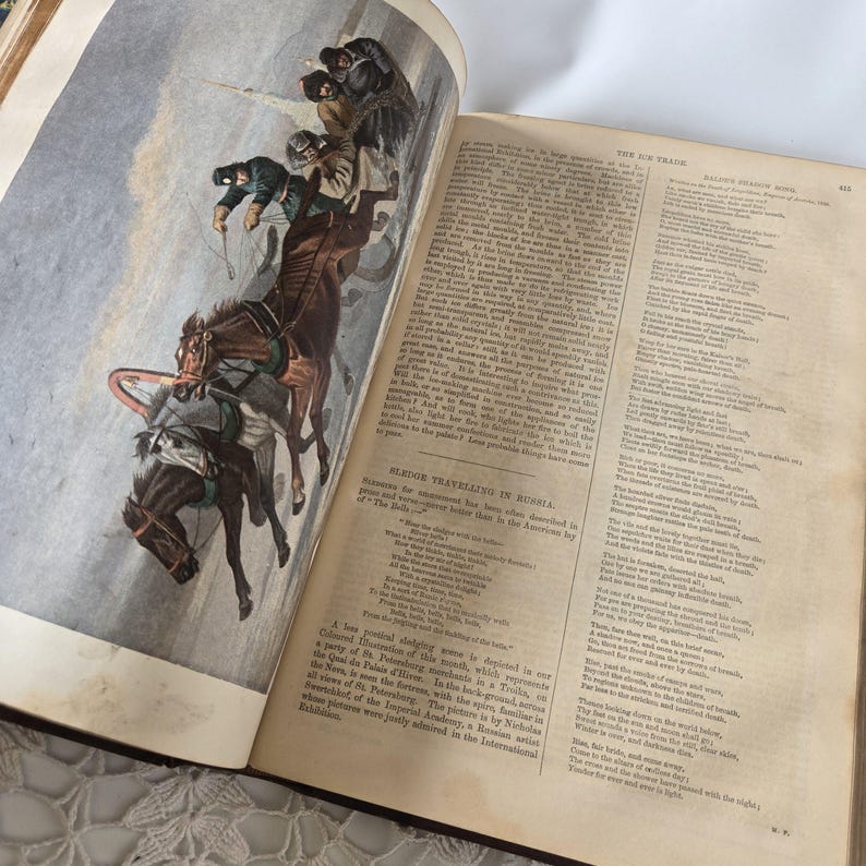 Op de afbeelding: Open antiek boek met een gedetailleerde kleurenillustratie van een paardenslee-sc&egrave;ne. De illustratie toont figuren in winterkleding, met tekst op de tegenoverliggende pagina. Het boek is open om het kunstwerk te tonen.