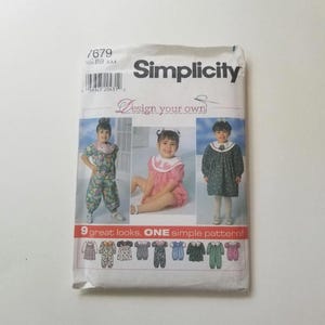 Peut inclure: Patron de couture Simplicity numéro 7679 pour les tailles BB, 2, 3 et 4. Le patron est pour une robe de bébé fille et comprend 9 looks différents. La couverture du patron présente une photo de trois bébés filles portant différentes versions de la robe.