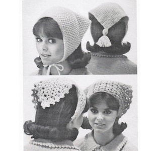 Könnte beinhalten: Schwarz-Weiß-Bild von vier verschiedenen gehäkelten Kopfbedeckungen. Zwei sind einfarbig mit Bindebändern, eine hat eine Quaste und die anderen beiden haben einen gewellten Rand. Die Kopfbedeckungen werden von Frauen mit dunklem Haar getragen.