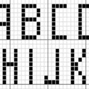 Puede incluir: Letras del alfabeto en pixel art en blanco y negro de la A a la M. Las letras están en un patrón de cuadrícula.