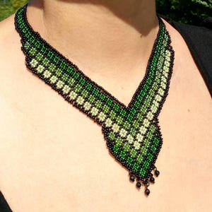 Colar em V Colar Huichol tribal étnico boho colar de pérolas verde
