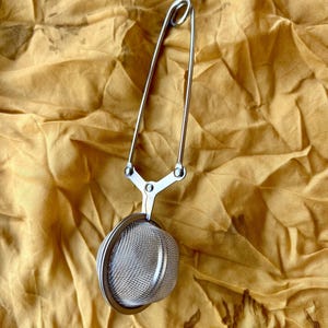 Herbal Tea Strainer • Stainless Steel Mesh Infuser for Loose Leaf Tea • Easy-Squeeze Spring Handle • Ideal for Tea Rituals