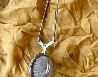 Colador de té de hierbas • Infusor de malla de acero inoxidable para té de hojas sueltas • Mango de resorte fácil de apretar • Ideal para rituales de té