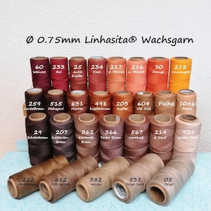 Könnte beinhalten: Eine Auswahl an gewachsten Garnspulen in verschiedenen Farben, darunter Rot, Orange, Braun und Beige. Der Text "Ø 0,75mm Linhasita® Wachsgarn" steht oben. Die Spulen sind mit Farbbezeichnungen und Nummern versehen.