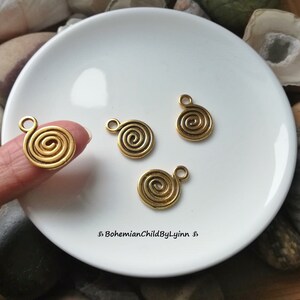 6x Spiral Anhänger 18mm x 13,5mm Schmuckherstellung Makramee Zubehör Schmuck Anhänger Boho Metallanhänger Wirbel Antikgold Bild 2