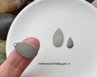 8x Tropfen Edelstahlscheiben/ Plättchen 10 x 6 mm o. 18 x 10 mm ~ Schmuckherstellung • Makramee-Zubehör • Charms • Tropfen Metallplättchen