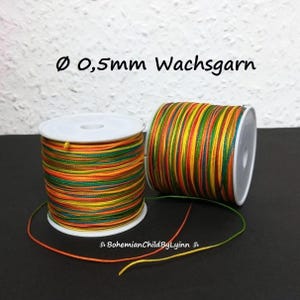Könnte beinhalten: Zwei weiße Kunststoffspulen mit 0,5 mm Wachsgarn, das ein mehrfarbiges Streifenmuster in Rot, Orange, Gelb, Grün und Blau aufweist. Der Text "Ø 0,5mm Wachsgarn" und "BohemianChildByLynn" sind auf dem Bild zu sehen.