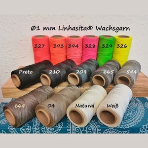 Könnte beinhalten: Eine Sammlung farbiger Wachsgarnspulen. Die Spulen sind mit Farbcode und Namen beschriftet, darunter Rot-, Orange-, Schwarz-, Grau- und Weißtöne. Der Text "01 mm Linhasita Wachsgarn" befindet sich oben.