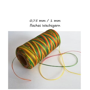 Könnte beinhalten: Eine Spule mit farbenfrohem, flachem Wachsgarn in Gelb-, Grün- und Orangetönen. Der Text "0,75 mm / 1 mm flaches Wachsgarn" ist über der Spule aufgedruckt. Mehrere Fäden sind zu sehen. Das Garn ist etwa 0,75 mm bis 1 mm dick.