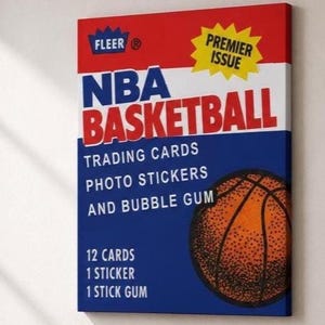 Puede incluir: Impresión en lienzo de un paquete de cromos de baloncesto de la NBA. El diseño presenta secciones rojas, blancas y azules con las palabras "NBA BASKETBALL". Incluye cromos, pegatinas fotográficas y chicle.