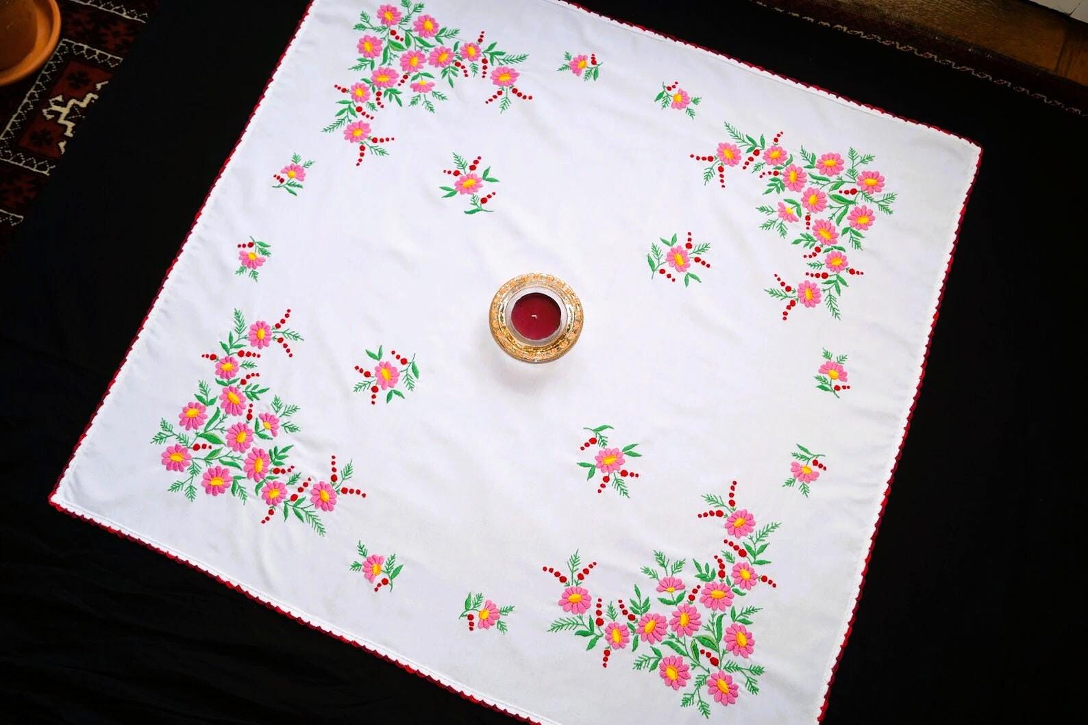 ハンガリーのカラフルな花柄のテーブルクロス 89/85 cm、手刺繍の伝統 