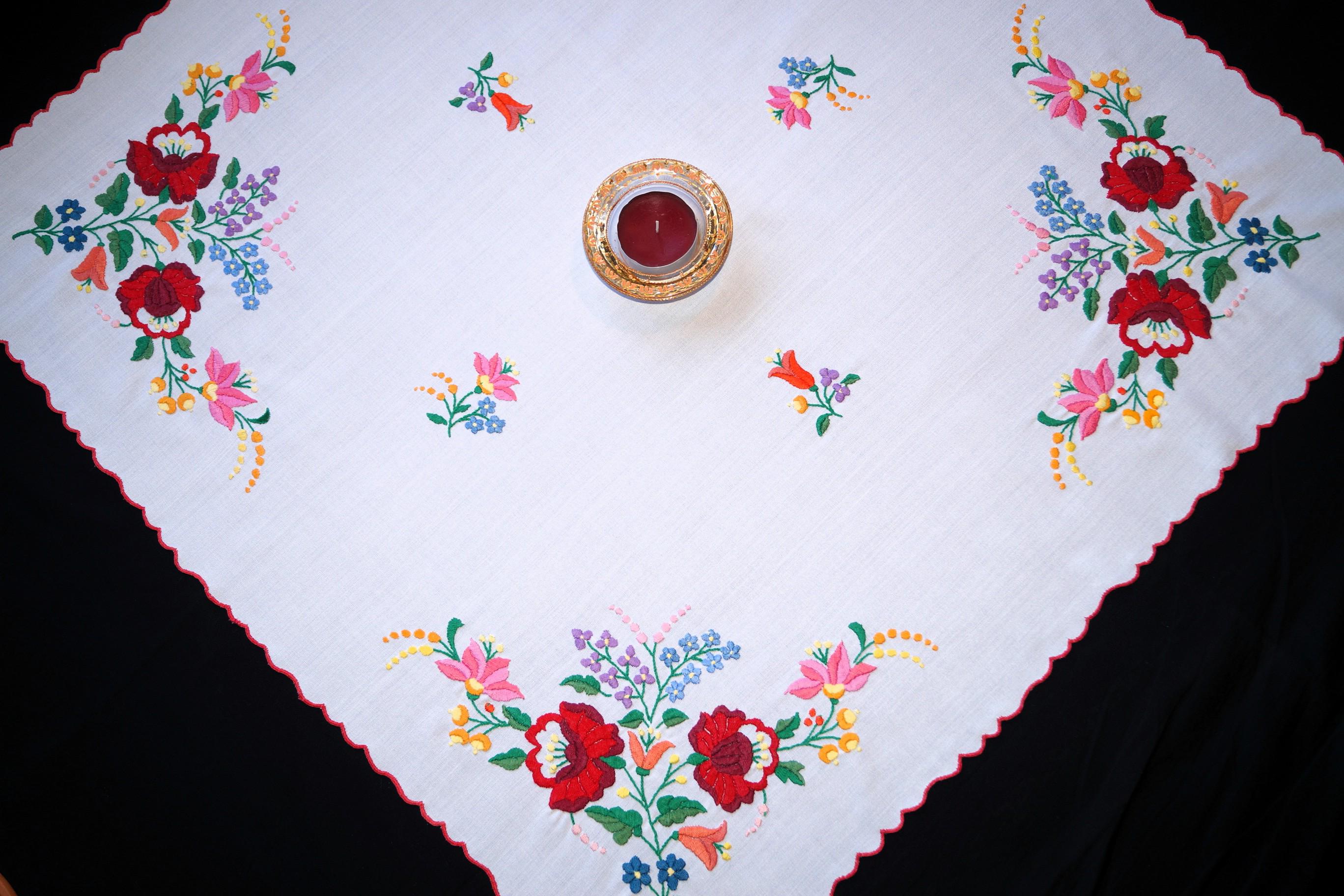 ハンガリーのカラフルなカロチャ花柄テーブルクロス 85/82 cm、手刺繍 
