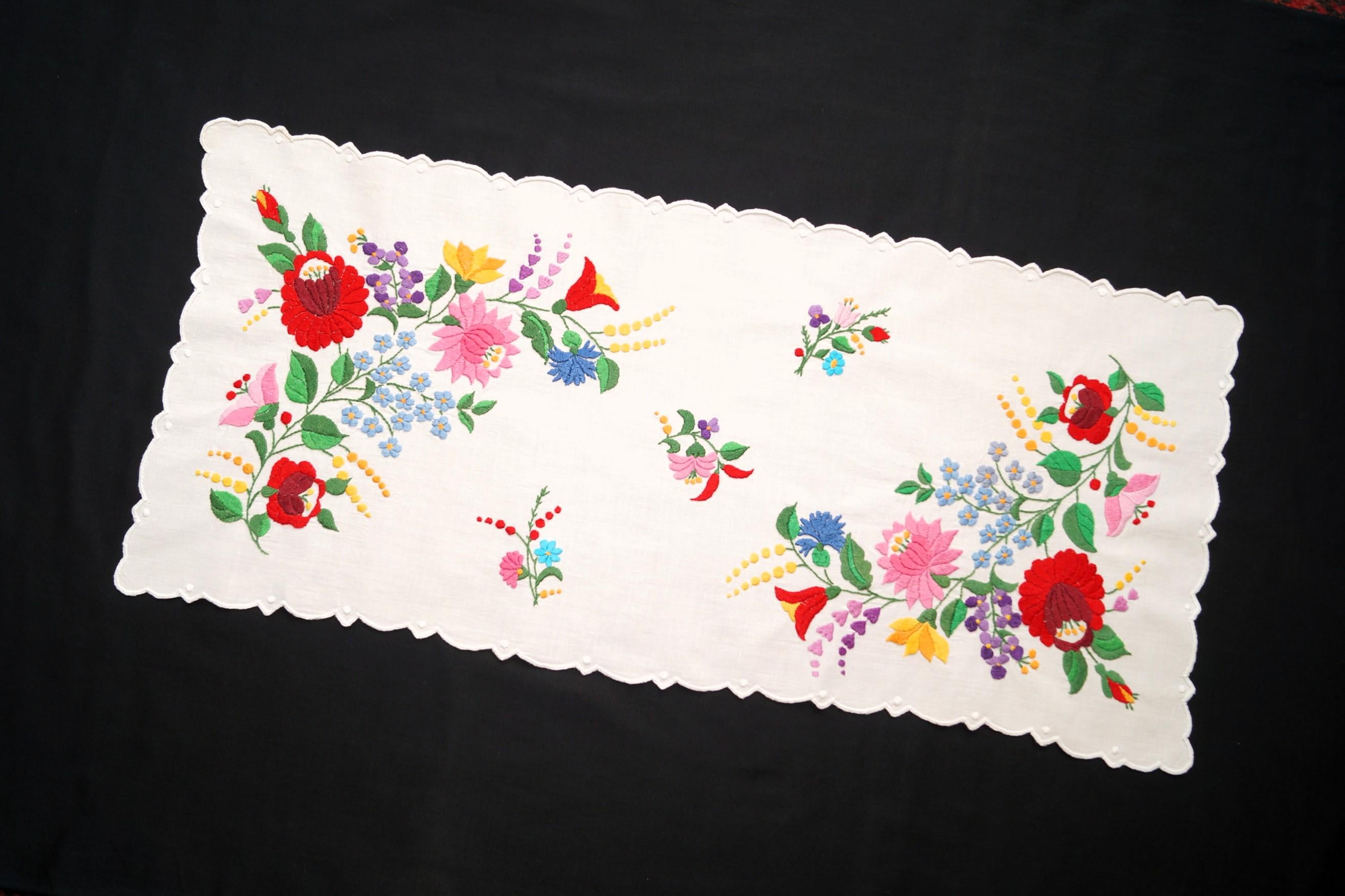☆★新品☆★ハンガリー・カロチャ刺繍♡テーブルランナー ハンガリーのカロチャ織りテーブルランナー 69.5/31.5 cm、手刺繍の