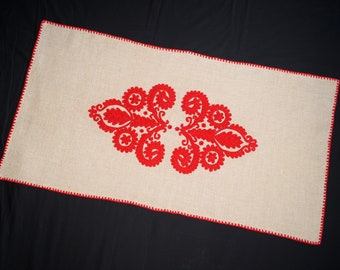 Transylvanian tablecloth 92/ 47 cm. hand embroidered home decor, Kalotaszeg beige linen folk centerpiece, red embroidery, floral table decor