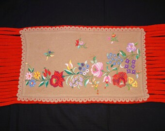 ハンガリーの手刺繍テーブルランナー：カロチャ花柄フェルト - Etsy 日本