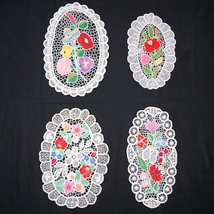Juego de 4 manteles húngaros con motivos florales Kalocsa, adornos florales bordados a mano para el hogar, manteles húngaros tradicionales, manteles de granja coloridos vintage