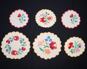 Ungarische Kalocsa Deckchen, 6 tlg. florale handgestickte Wohndekorationen, ungarische Folkloredeckchen, Vintage Stickerei, bunte Stickerei