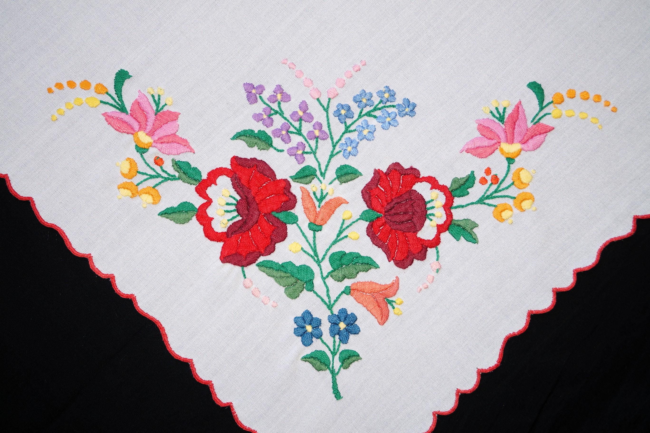 ハンガリーのカラフルなカロチャ花柄テーブルクロス 85/82 cm、手刺繍 