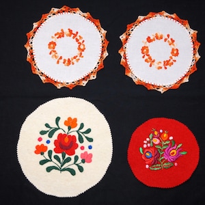 Guardanapos de mesa húngaros Matyo, conjunto de 4 decorações florais bordadas à mão para casa, guardanapos de mesa folclóricos húngaros, decorações de casamento, bordados vintage coloridos