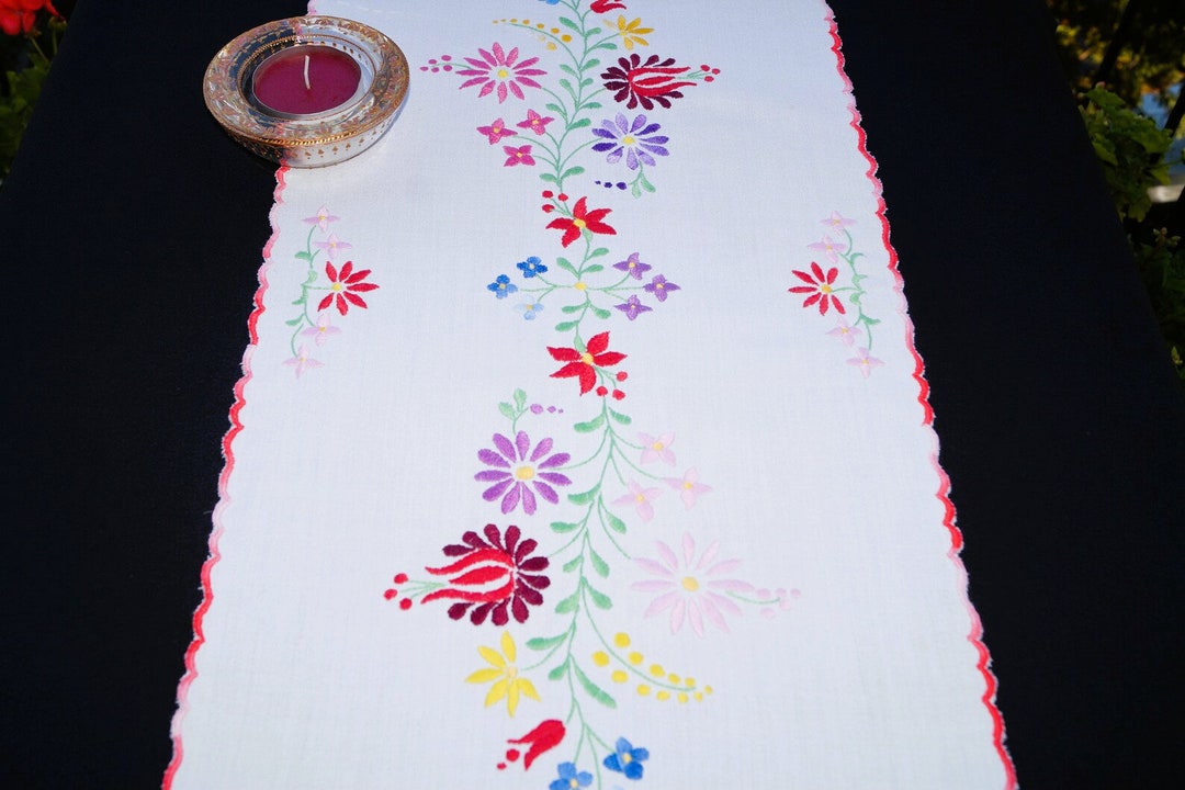 ☆★新品☆★ハンガリー・カロチャ刺繍♡テーブルランナー ハンガリーのカロチャテーブルランナー73/33 cm、刺繍入りホーム