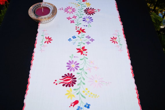 ☆★新品☆★ハンガリー・カロチャ刺繍♡テーブルランナー ハンガリーのカロチャテーブルランナー73/33 cm、刺繍入りホーム