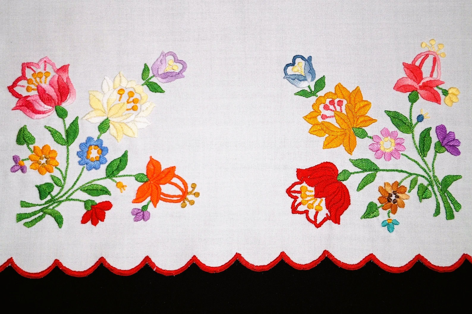 ハンガリーのカロチャテーブルランナー 64/40 cm、手刺繍のホーム