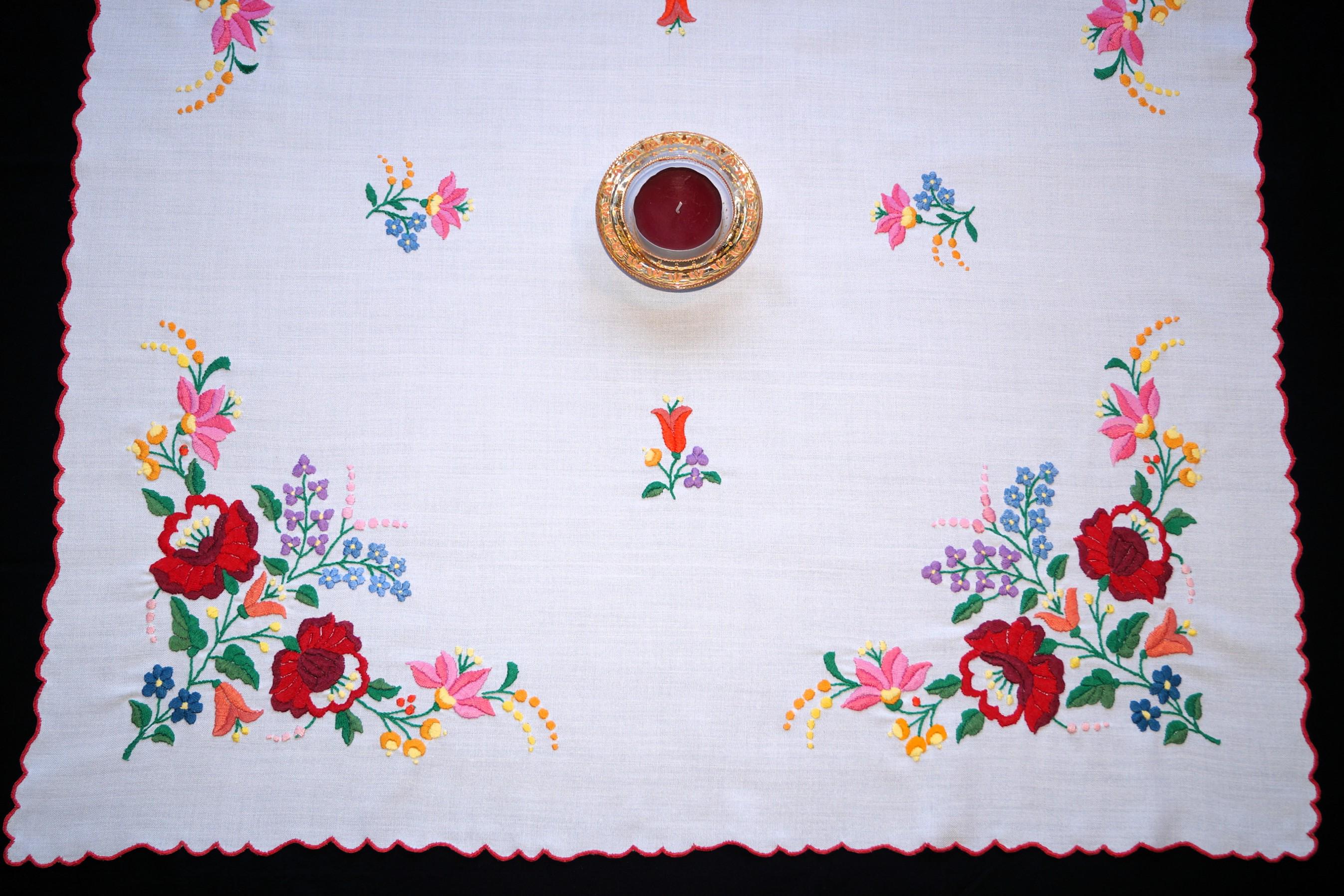 ハンガリーのカラフルなカロチャ花柄テーブルクロス 85/82 cm、手刺繍