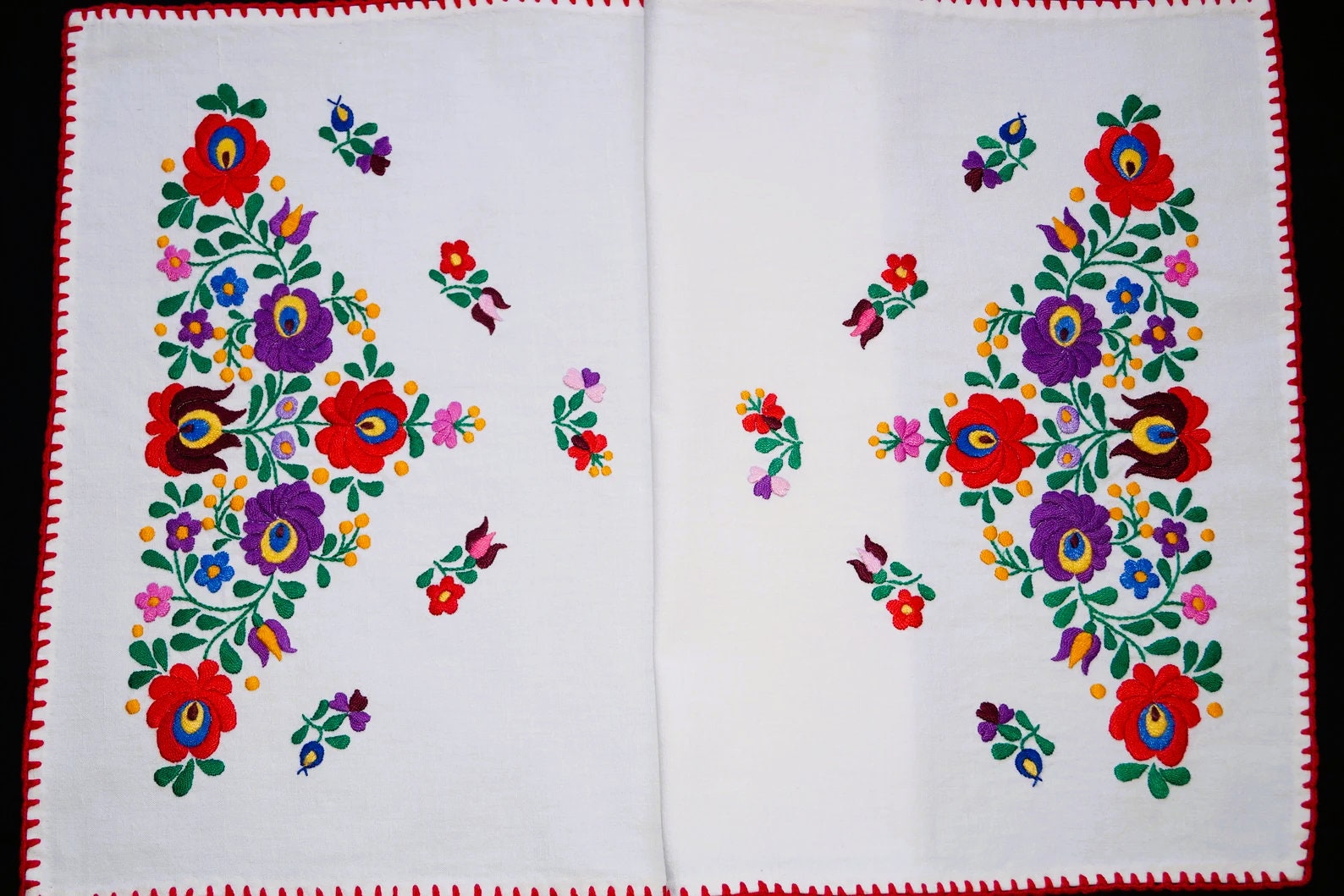 ハンガリーのカラフルなマチョ花柄テーブルランナー 83/43 cm、手刺繍 