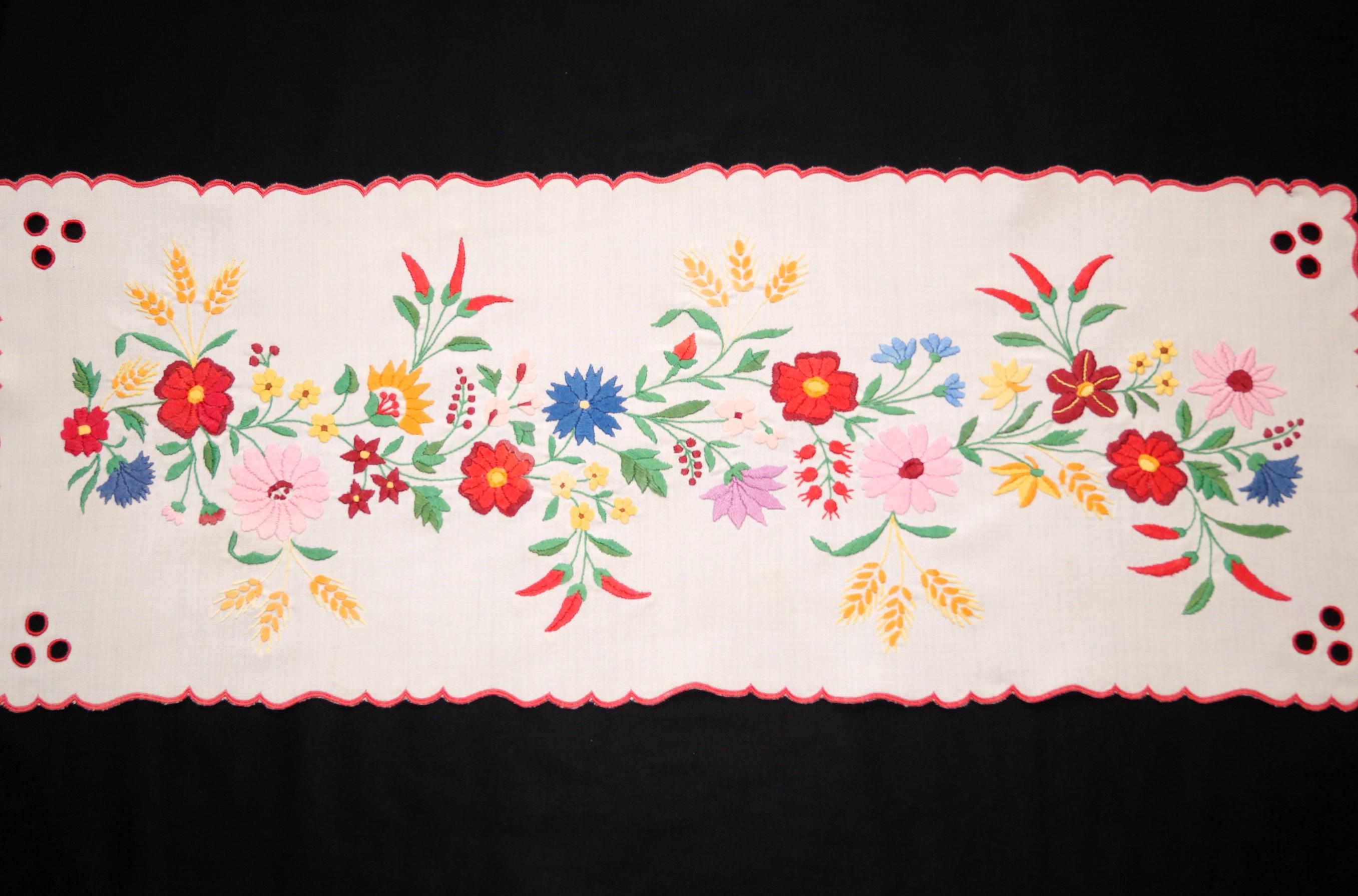 ハンガリーカロチャ刺繍が施されたテーブルランナー ハンガリーのカロチャ花柄テーブルランナー 72.5/28.5 cm、手刺繍の