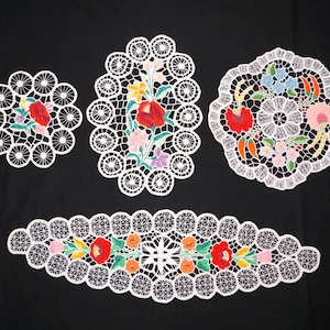 Juego de 4 manteles húngaros con motivos florales Kalocsa, adornos florales bordados a mano para el hogar, manteles húngaros tradicionales, manteles de granja coloridos vintage