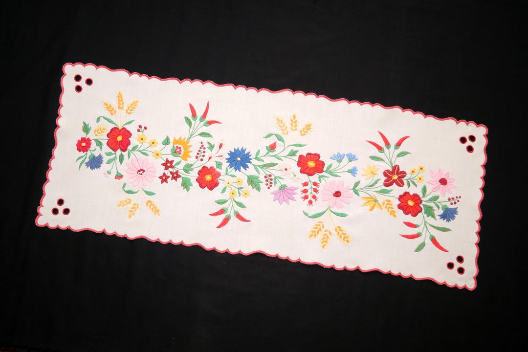 ハンガリー　カロチャ刺繍 テーブルランナー 花柄 ハンガリーのカロチャ花柄テーブルランナー 72.5/28.5 cm、手刺繍の