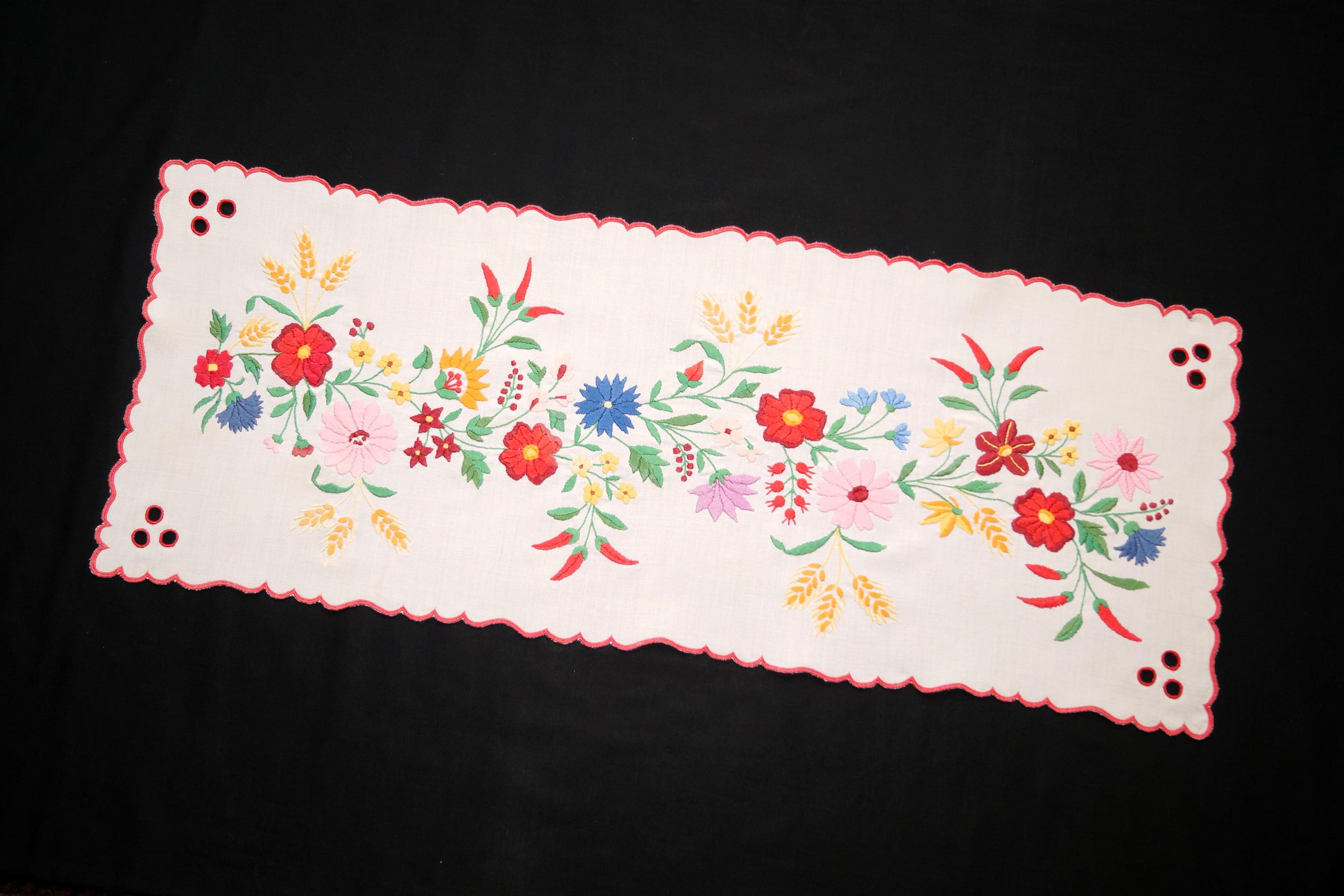 ハンガリーカロチャ刺繍が施されたテーブルランナー ハンガリーのカロチャ花柄テーブルランナー 72.5/28.5 cm、手刺繍の
