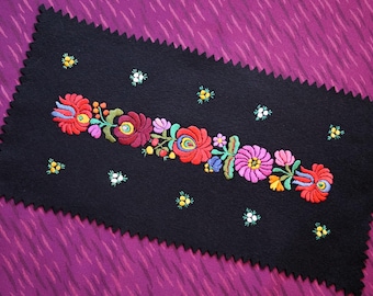 ハンガリーの手刺繍テーブルランナー：カロチャ花柄フェルト - Etsy 日本