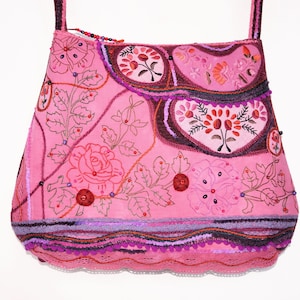 Ungarische rosa, burgund, florale Crossbody-Tasche, handgestickte rosige Tasche, ungarische große Folklore-Blumen-Crossbody-Tasche, Kunstblumenfrauentasche,