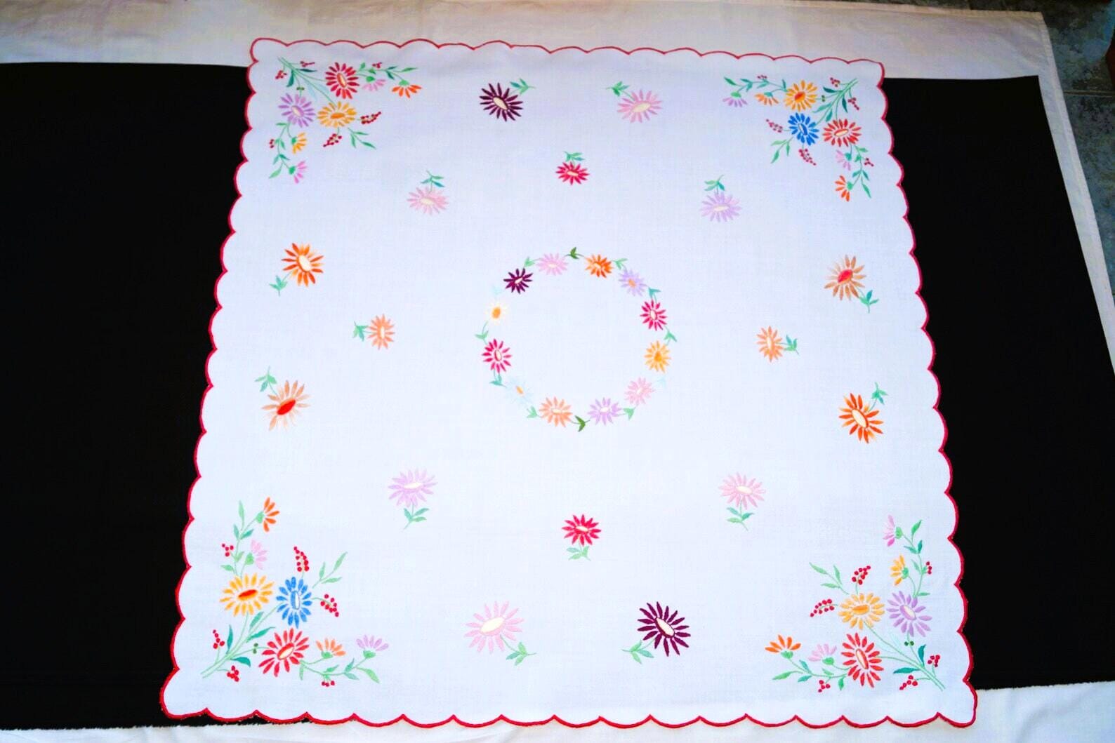 ハンガリーの花柄テーブルクロス 84/82 cm、手刺繍のホーム