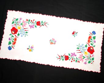 ハンガリー　カロチャ刺繍花柄刺繍 テーブルクロス ハンガリーカロツァ刺繍パターン: 花柄テーブルクロス (82 x 32 cm