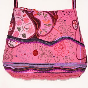 Ungarische rosa, burgund, florale Crossbody-Tasche, handgestickte rosige Tasche, ungarische große Folklore-Blumen-Crossbody-Tasche, Kunstblumenfrauentasche,