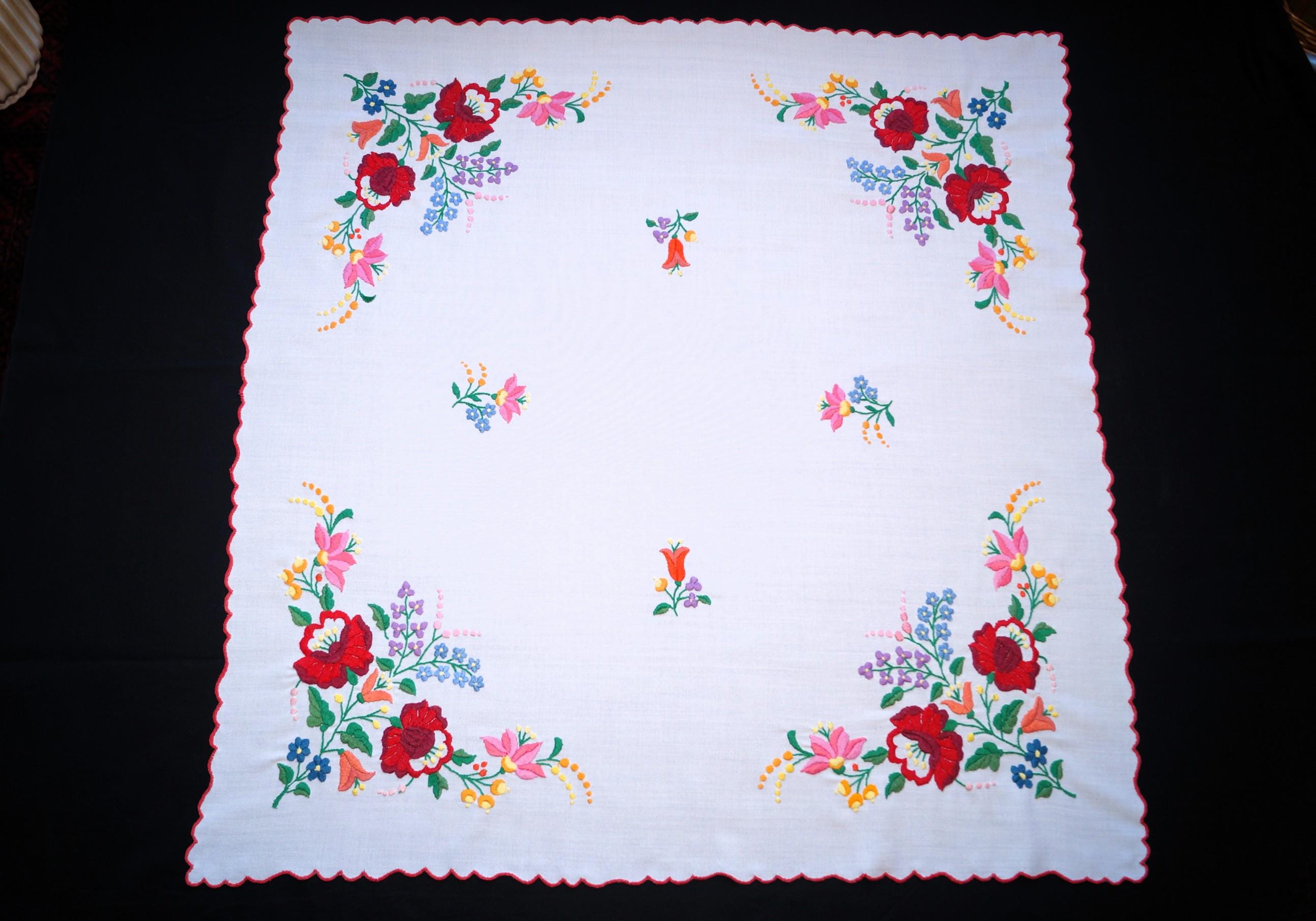 ハンガリーのカラフルなカロチャ花柄テーブルクロス 85/82 cm、手刺繍 