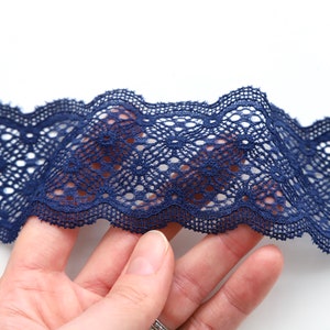 Puede incluir: Borde de encaje azul marino con un delicado patr&oacute;n floral. El encaje es suave y flexible, lo que lo hace ideal para agregar un toque de elegancia a cualquier proyecto.