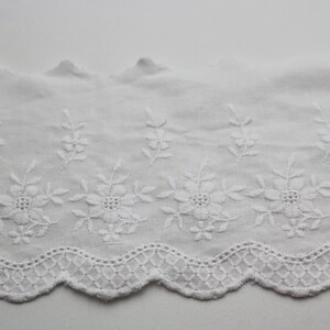 Peut inclure: Garniture en dentelle de coton blanche avec un bord festonn&eacute; et un motif floral brod&eacute;.