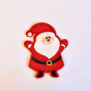 K&ouml;nnte beinhalten: Roter Filz-Weihnachtsanh&auml;nger mit einem Weihnachtsmann mit wei&szlig;em Bart und schwarzem G&uuml;rtel. Er tr&auml;gt einen roten Hut mit wei&szlig;em Rand.
