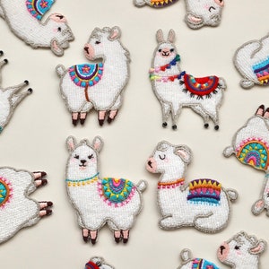 Puede incluir: Un conjunto de 11 parches de llama bordados blancos con detalles coloridos. Las llamas est&aacute;n en varias poses, incluyendo de pie, sentadas y acostadas. Los parches son perfectos para agregar un toque de fantas&iacute;a a la ropa, las bolsas u otras manualidades.