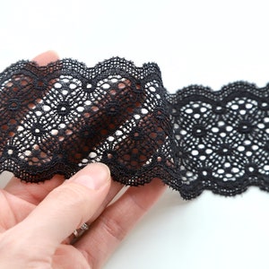 Puede incluir: Borde de encaje negro con un delicado dise&ntilde;o floral. El encaje es suave y flexible, lo que lo hace ideal para agregar un toque de elegancia a cualquier proyecto.