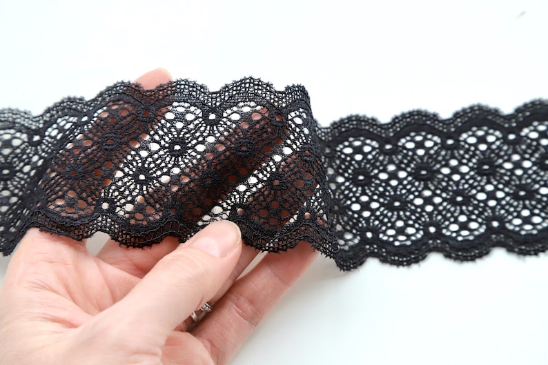 Puede incluir: Borde de encaje negro con un delicado dise&ntilde;o floral. El encaje es suave y flexible, lo que lo hace ideal para agregar un toque de elegancia a cualquier proyecto.