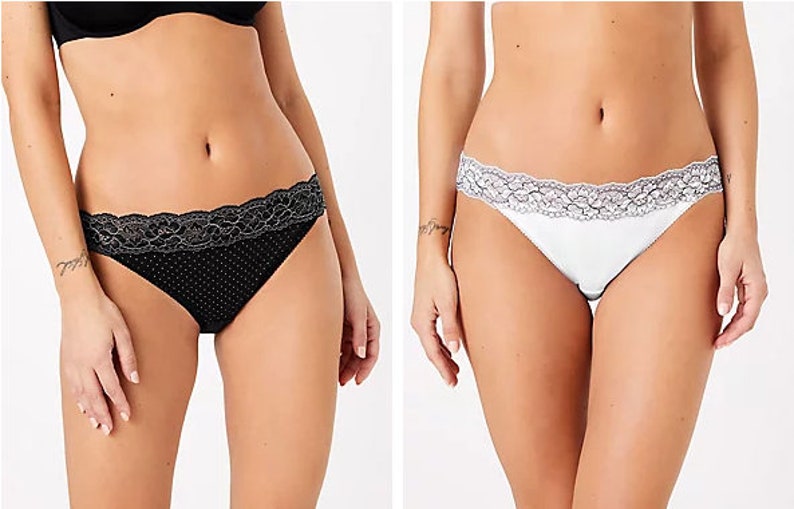 Puede incluir: Dos pares de ropa interior, uno negro con lunares blancos y otro blanco con encaje. Ambos pares tienen encaje.