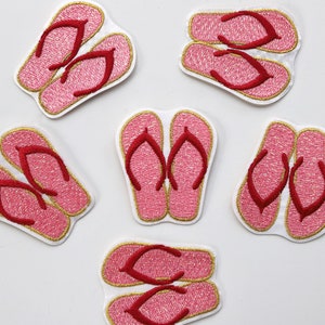 Puede incluir: Seis pares de parches de chanclas bordadas en rosa y rojo. Los parches son perfectos para agregar un toque veraniego a la ropa, las bolsas u otros accesorios.