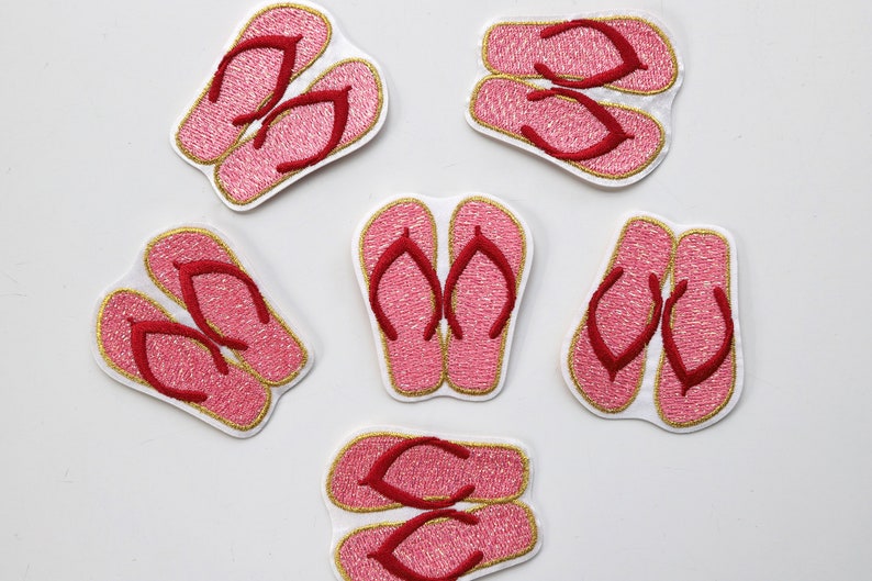 Puede incluir: Seis pares de parches de chanclas bordadas en rosa y rojo. Los parches son perfectos para agregar un toque veraniego a la ropa, las bolsas u otros accesorios.