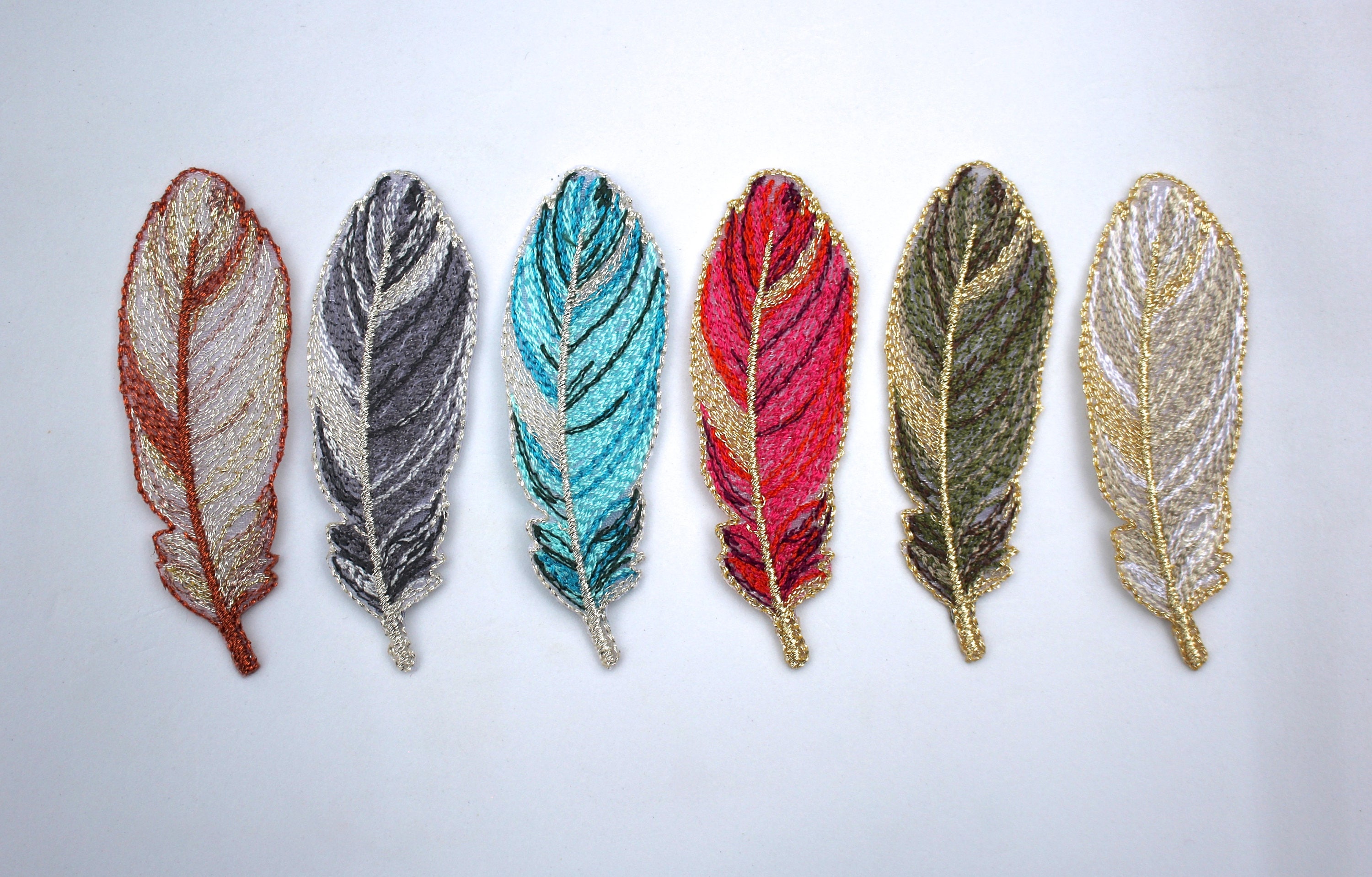 Hierro sobre motivos/parches de plumas bordados con detalle metálico  cobre/verde oliva/turquesa/rosa brillante/oro/plata/gris de 7 cm x 2,4 cm.  -  México